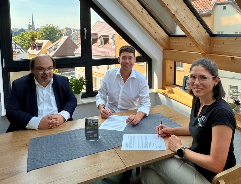 Hotel-Pension Treppengasse unterstützt die LAGA 2030 in Altenburg | Bei der Vertragsunterzeichnung (von rechts): Geschäftsführerin Kathy Träger-Thieme, Oberbürgermeister André Neumann und Bürgermeister Frank Rosenfeld.