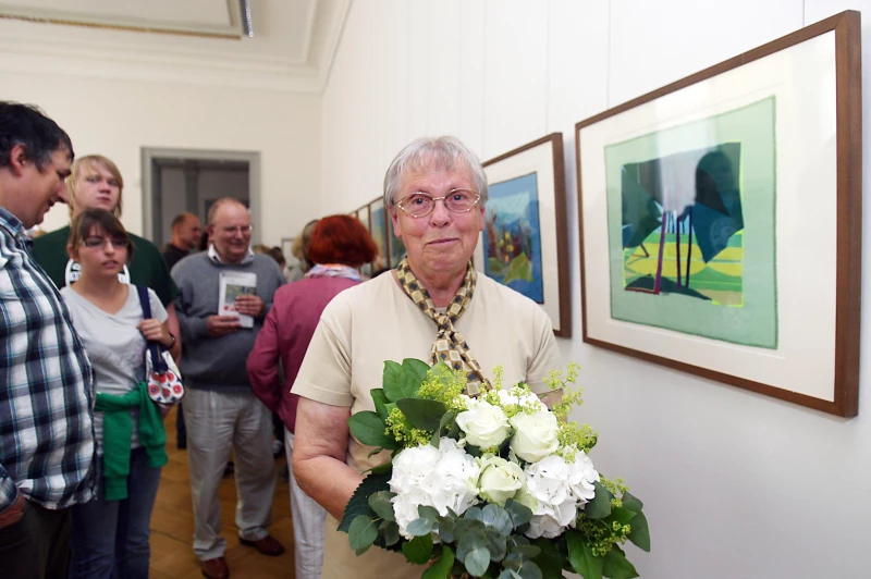 Zeichenbrett und Nadelkissen – Die Künstlerin und Studio-Leiterin Ursula Jobst | Ursula Jobst bei der Eröffnung ihrer Ausstellung im Lindenau-Museum Altenburg, 2009
