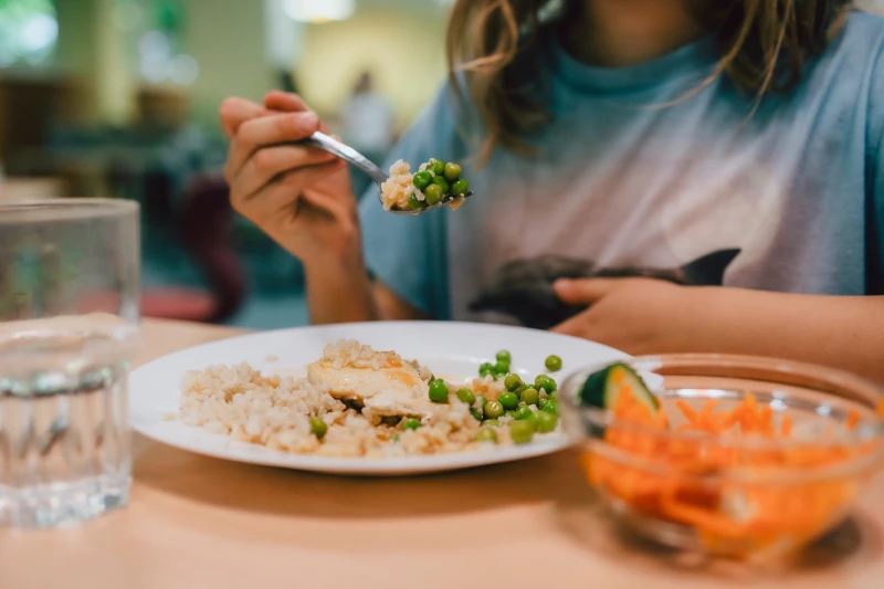 Chance auf kostenloses Essen für 12.930 Kinder und Jugendliche im Altenburger Land | Etwas Ordentliches auf dem Teller – für alle von 1 bis 18: Kinder und Jugendliche im Kreis Altenburger Land sollen mittags in Kitas und Schulen ein kostenloses Essen bekommen. Die Gewerkschaft Nahrung-Genuss-Gaststätten (NGG) macht das Gratisessen zum Thema im Bundestagswahlkampf. „Egal, wie viel die Eltern verdienen: Chancengleichheit fängt schon beim warmen Essen an. Es verhindert Mangelernährung und fördert die Konzentrationsfähigkeit“, so die NGG Thüringen.