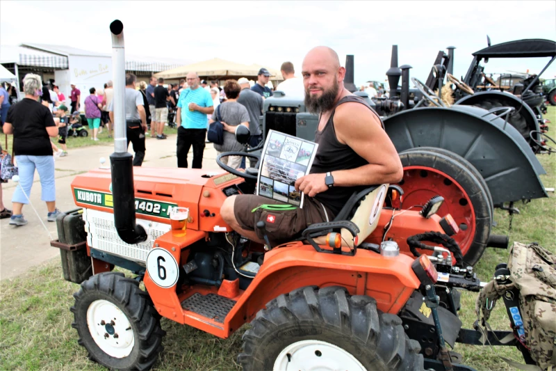Von Traktor Lanz , Deutz bis Zetor – Schleppertreffen in Jauern | Toni Schedlokaus Zschernitzsch  bereicherte mit seinem „Koreaner“ das Schleppertreffen.
