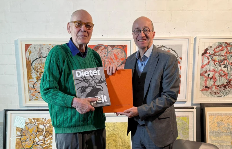 Dieter Appelt mit Gerhard-Altenbourg-Preis ausgezeichnet | Dieter Appelt mit Museumsdirektor Dr. Roland Krischke bei der Preisübergabe im Atelier des Künstlers