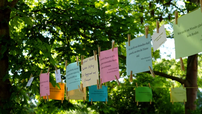 VorschauBild - Literatur unterwegs: Neuer Verein „Literatur bewegt“ lud zum literarischen Spaziergang am Großen Teich