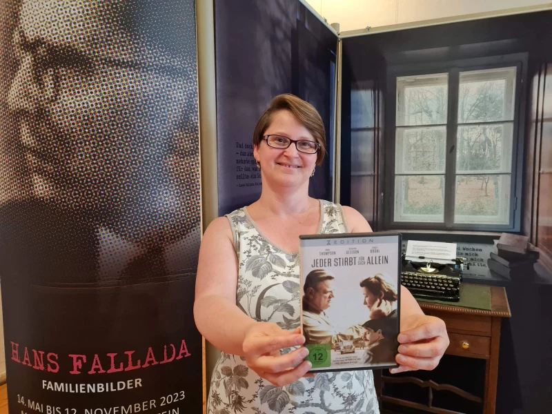 Filmabend an Hans Falladas Geburtstag | Museumsmitarbeiterin Nicole Thonfeld-Hanf mit dem Film „Jeder stirbt für sich allein“, den das Museum Burg Posterstein am 21. Juli, 20 Uhr, in der Neuen Scheune Posterstein zeigt.