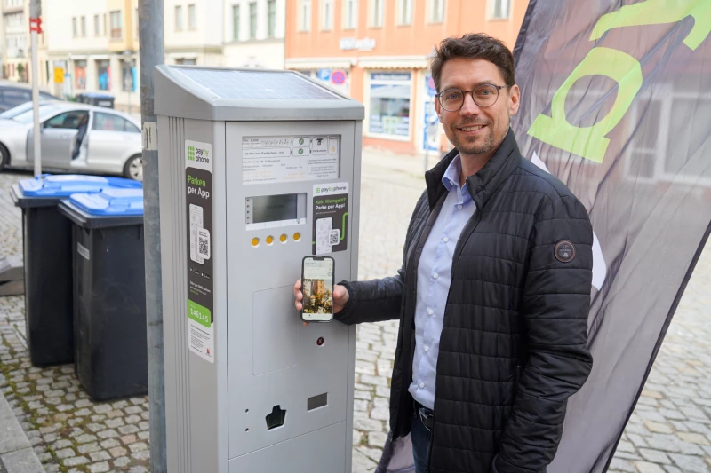 Neues digitales Angebot: Parkgebühren in Altenburg jetzt per Handy bezahlen | Oberbürgermeister André Neumann probierte das bargeldlose Parken aus.