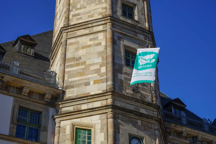 VorschauBild - Fahnenaktion am Altenburger Rathaus mahnt zur atomaren Abrüstung 