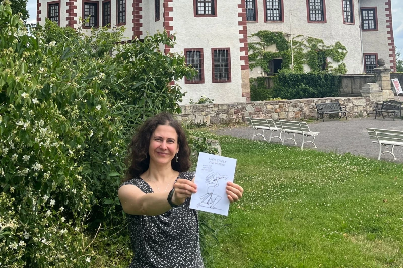 Sommerferien-Rätsel schickt Kinder auf musikalische Zeitreise | Museumsmitarbeiterin Marlene Hofmann mit dem neuen Sommer-Rätsel. Während ihre Kollegin Franziska Huberty das inhaltliche Konzept schrieb und die Texte vertonte, zeichnete sie Prinz Lulu, schnitt Audios und gestaltete die Rätseltexte.