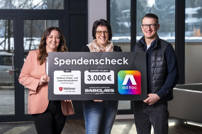 Barclays Gera und ad hoc spenden 3.000 Euro an Malteser Ambulanten Kinder- und Jugendhospizdienst Ostthüringen | askia Beyer, Mitglied des Vorstands der ad hoc Gruppe (links) und Frank Mittasch, Inhaber des Barclays Gera (rechts), übergaben den Spendenscheck an Nadine Körner, Koordinatorin des Ambulanten Malteser Kinder- und Jugendhospizdienstes. 