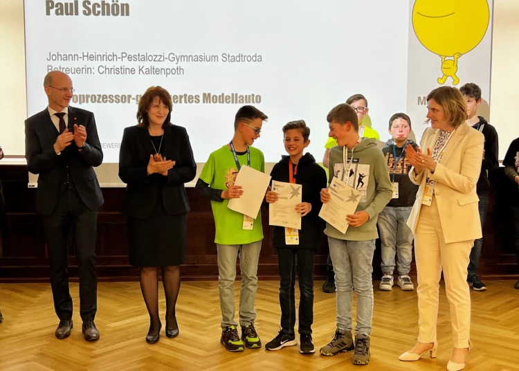 Siegerehrung Mikroprozessor-gesteuertes Modellauto - Platz 1
