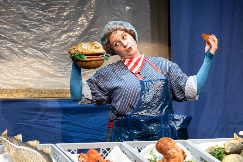 Theatertipps vom 23. bis 25. Juni 2023 in Altenburg und Gera | Eva Vinkes kurzweiliges Puppentheaterstück „Die kleine Meerjungfrau“ nimmt kleine Zuschauer mit auf eine mutige Reise.