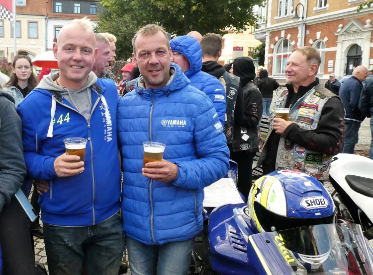 Die Schleizer Sebastian Frotscher und der leider viel zu früh verstorbene Thomas Walther (links und rechts) beim Freitag-Event auf dem Frohburger Markt im letzten Jahr (Foto: Wolfgang Wukasch)