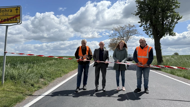 Verkehrsfreigabe der Kreisstraße 522 bei Bohra | Wolfram Bachmann, Planer vom Ingenieurbüro AIB Bachmann, Landrat Uwe Melzer, Luisa Jacob, SB Straßenbau und Straßenverwaltung, und Jens Linnemann, Bauleiter Max Bögl