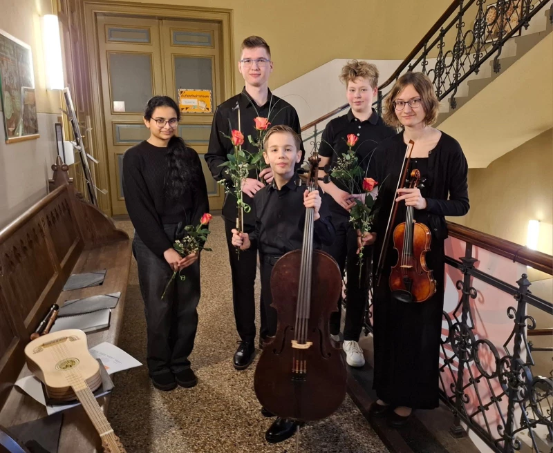 Altenburger Musikschüler stellen beim Regionalwettbewerb ihr großartiges Können unter Beweis | Das Ensemble Alte Musik: v.l.n.r. Sri Shriya Maripala (Gitarre), Felix Grunau (Blockflöte), Anton Dietze (Violoncello), Magnus Standke (Cembalo), Annabell Opitz (Violine).