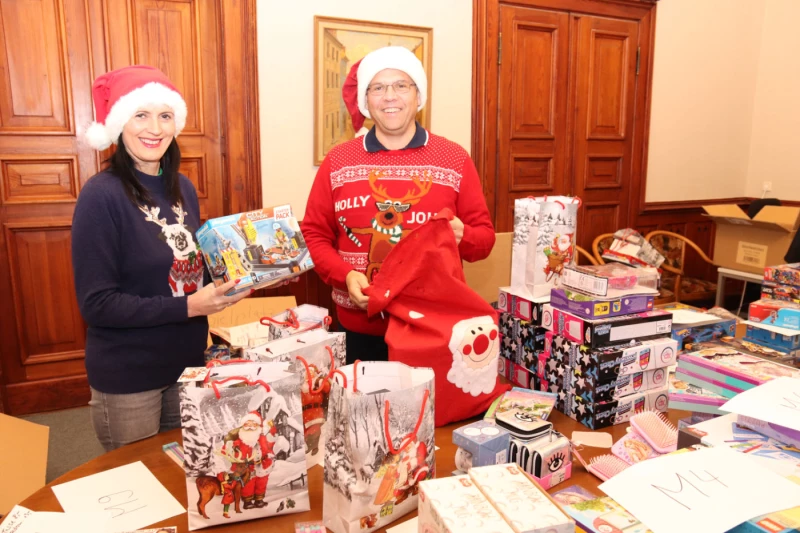 Weihnachtsaktion für 200 Kinder | Carina Michalsky und Jörg Seifert freuen sich beim Zusammenstellen der Geschenke über die große Spendenbereitschaft.