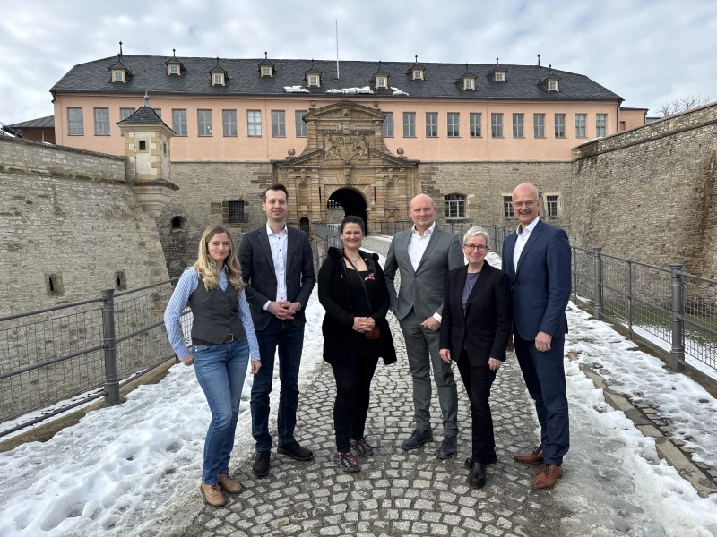 Mitteldeutschland präsentiert sich unterm Dach des Pariser Louvre | Vor der Zitadelle Petersberg in Erfurt v.l.n.r. Maria Porske (Stiftung Thüringer Schlösser und Gärten), Christian Fothe (Geschäftsführer der Erfurt Tourismus und Marketing GmbH), Dr. Ulrike Kaiser (Direktorin der Stiftung Leuchtenburg), Initiator und Veranstalter Roland Hess (progressmedia), Ulrike Köppel (Geschäftsführerin der weimar GmbH) und Mike Purfürst, Bürgermeister der Stadt Netzschkau im Vogtland