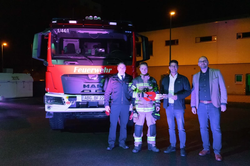 Neues Fahrzeug für die Feuerwehr Altenburg | v. l.: Meik Zimny (Leiter Feuerwehr), Niclas Schubert (Brandmeister), André Neumann (Oberbürgermeister), Torsten Weiß (Fachbereichsleiter Soziales, Bildung und Ordnungsangelegenheiten)
