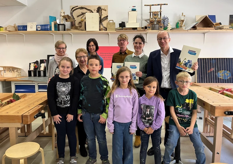 Kooperationsvertrag mit Martin-Luther-Schule Altenburg geschlossen | Hinter Schülerinnen und Schülern der Martin-Luther-Schule Altenburg v. l. n. r.: Julia Ehrhardt, Kunstvermittlerin am Lindenau-Museum Altenburg; Angelika Forster, Leiterin von studio und Kunstvermittlung am Lindenau-Museum Altenburg; Dagmar Schach, Lehrerin an der Martin-Luther-Schule Altenburg; Steffen Naundorf, Rektor der Martin-Luther-Schule Altenburg; Jacqueline Glück, Kunstvermittlerin am Lindenau-Museum Altenburg (hier für den Förderverein „Studio Bildende Kunst im Lindenau-Museum“) und Dr. Roland Krischke, Direktor der Altenburger Museen 