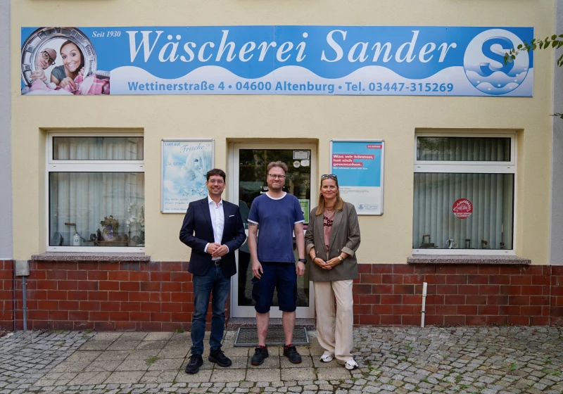 Altenburger Wäscherei Sander feiert 95 Jahre | Inhaber Christian Zeidler (Mitte) empfing Oberbürgermeister André Neumann und Sandra Küchler, Fachdienst Wirtschaftsförderung und Tourismus, und führte sie durch die Wäscherei.
