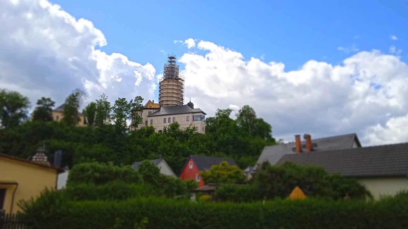 Sommerferien-Rätsel „Hier spielt die Musik“ und Veranstaltungen auf Burg Posterstein | Der Rohbau des neuen Nordflügels der Burg Posterstein ist fertig. Im August findet ein Jazzkonzert auf der Baustelle statt.