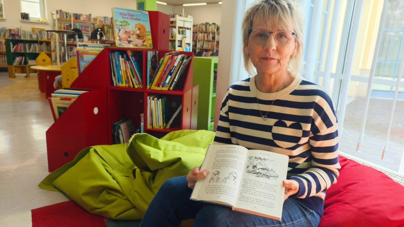 Welttag des Buches lädt Erstklässler in Bibliothek ein | Heike Milke vom Bibliotheksteam las aus der „Zauberbeere“ vor.