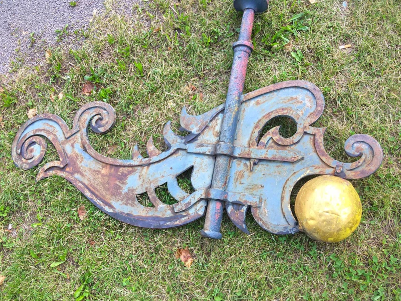 Restaurierte Turmkuppel und Wetterfahne kehren zurück auf Burg Posterstein | Die Wetterfahne der Burg Posterstein vor der Restaurierung