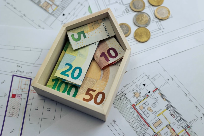 Wohneigentumsquote von 41,1 Prozent: 19.300 mal die eigenen vier Wände im Altenburger Land | Geld ins Haus stecken: Damit auch Durchschnittsverdiener im Altenburger Land sich wieder ein Haus oder eine Eigentumswohnung leisten können, soll der Bund eine „Haus-Förderung“ schaffen. Das fordern Branchenverbände. Da beim Wohneigentum die Miete wegfalle, rentierten sich die eigenen vier Wände im Alter: als eine „bewohnbare Rente“ – als ein Stück „Rente in Stein“.