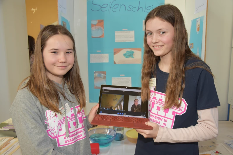 „Jugend forscht“ 2024: Starkes Interesse am Wettbewerb  | Frieda Eberhardt (links) und Mia Lehmann (rechts) stellen Ihre Forschungsergebnisse zum Projekt "Seifenschleim" beim diesjährigen Wettbewerb (2023) in Rositz vor.