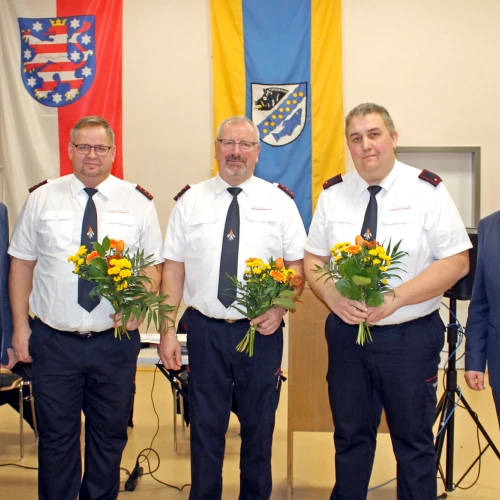 Dank für die geleistete Arbeit durch Innenminister Meyer (l.) und Bürgermeister Läbe (r.) an Thomas Grünler (Mitte) u. dessen Stellvertreter Thomas Hummel (2.v.l) und Andreas Schmidtgrunst (2.v.r)