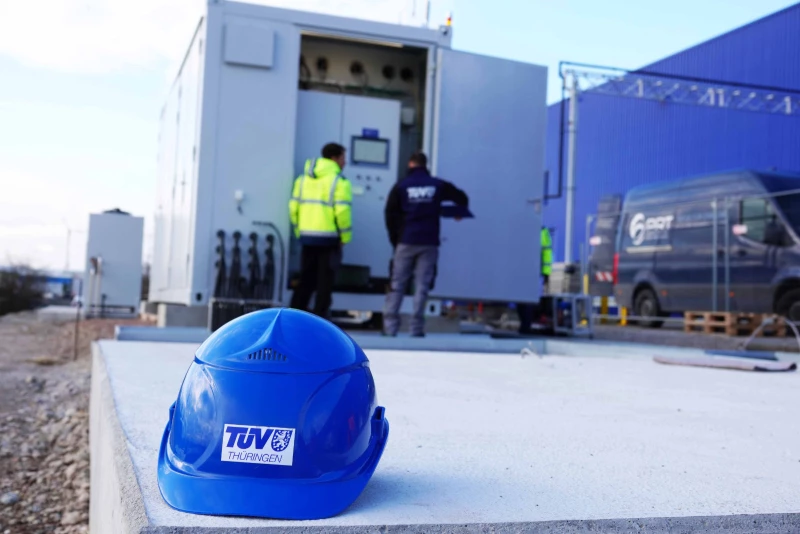 Wasserstoff-Anlagen sind für Sachverständige des TÜV Thüringen längst Alltag  | Wasserstoff-Elektrolyseur Prüfung in Ichtershausen