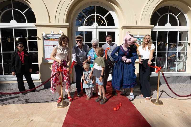 Puppentheater Gera feiert gelungene Wiedereröffnung nach umfassender Sanierung | v. l. n. r. Staatsministerin und Beauftragte der Bundesregierung für Ostdeutschland Elisabeth Kaiser (SPD), Generalintendant des Theaters Altenburg Gera Kay Kuntze, 1. stellvertretende Vorsitzende der Gesellschaft der Theater und Konzertfreunde Gera e. V. Renate Weber, Referatsleiter im Thüringer Kulturministerium Carsten Pettig, Puppenspielerin Lys Schubert und Leiterin des Dezernates Soziales, Jugend und Kultur der Stadt Gera Sandra Wanzar zur Wiedereröffnung des Puppentheaters am 20.09.25 vor dem Puppentheater in Gera