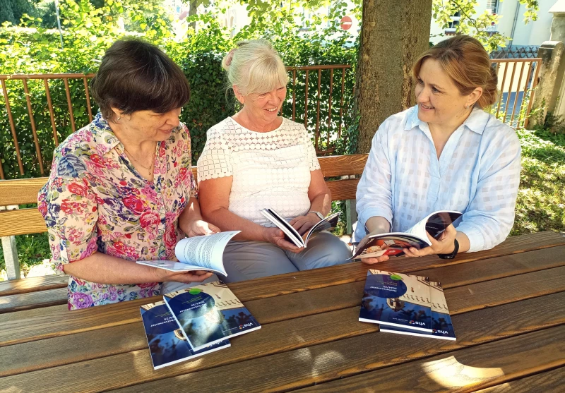 Semesterstart an der Volkshochschule | VHS-Leiterin Gudrun Pfeiffer (Mitte) und ihre Mitarbeiterinnen Ute Rüdiger (links) und Ludmilla Galaiko (rechts) werfen im „Grünen Klassenzimmer“ der Volkshochschule Altenburg einen Blick in das druckfrische Programmheft für das Herbstsemester.