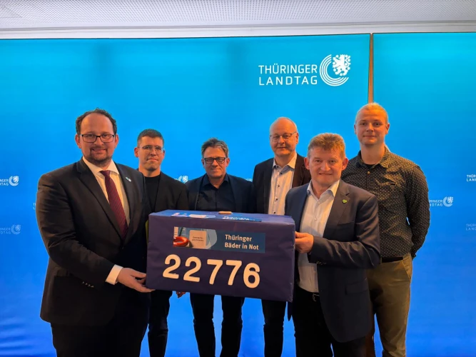 VorschauBild - Petition „Bäder in Not“ übergeben – mehr als 22.000 Unterschriften für den Erhalt der Thüringer Hallenbäder