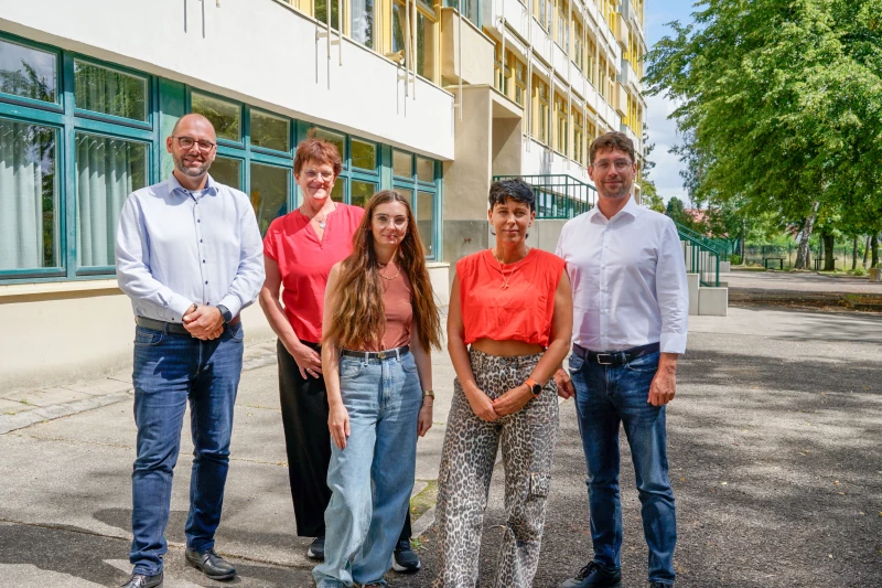 Altenburgs Oberbürgermeister besucht Bonhoeffer-Schule | Vor dem Schulgebäude (von links): Fachbereichsleiter Torsten Weiß, Fachdienstleiterin Brita Müller-Weiske, die stellvertretende Schulleiterin Jasmin Heinisch, Schulleiterin Juliane Baudach-Kahnt und Oberbürgermeister André Neumann.