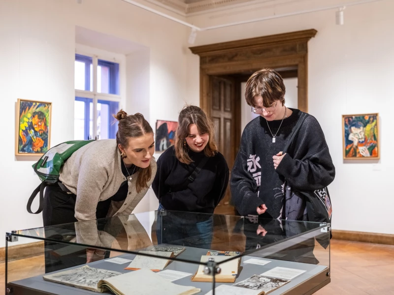 Veranstaltungen der Altenburger Museen im August 2025 | Ausstellungsansicht Sterne über Paris, Lindenau-Museum Altenburg, 2025