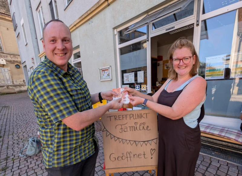DGB Altenburger Land unterstützt Treffpunkt Familie mit 100-Euro-Spende | Spendenübergabe – Tanja Fischer vom Treffpunkt Familie (rechts im Bild) und DGB-Kreisvorsitzender Thomas Jäschke. 