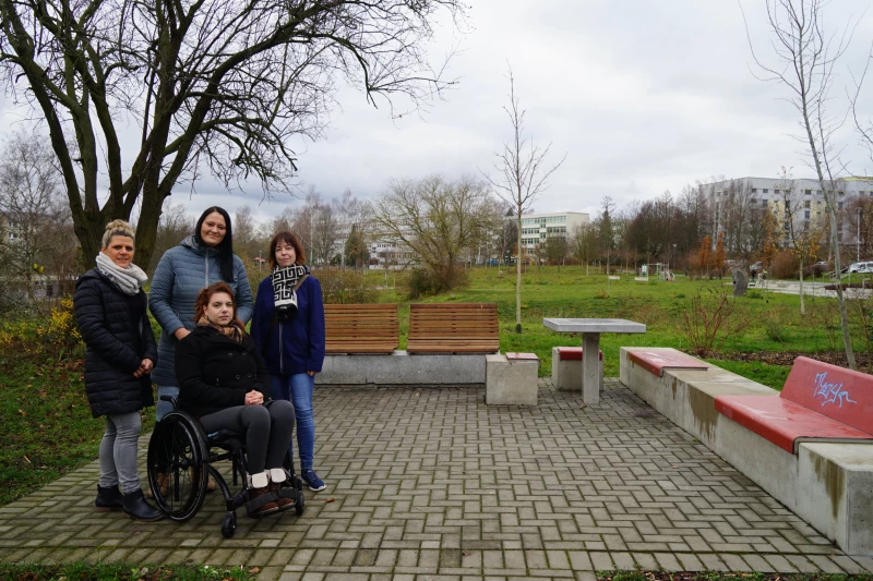 Auf dem Altenburger Nordplatz kann gegrillt werden | Sie trafen sich auf dem neuen Grillplatz (stehend von links): Kristina Naske, Franziska Wittig und Isabelle Müller sowie Lisa Josephine Burigk.