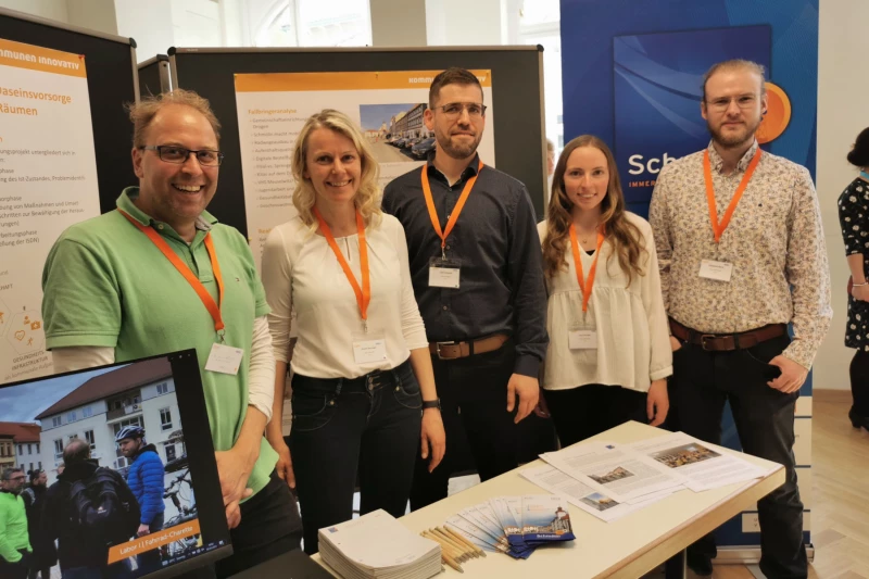 Jahresfachkonferenz 2023 in Jena | Das Projektleitungsteam am Marktstand (v.l. Dr. Arvid Krüger, Susan Biereigel, Sven Schrade, Lena Knacker, Sebastian Block)