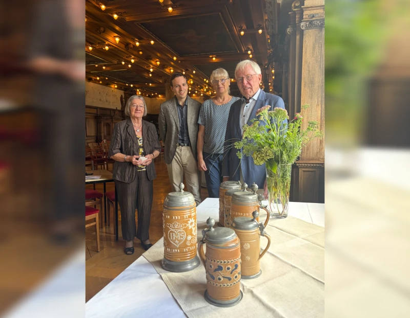 Altenburger Schlossmuseum erhält bedeutenden Zuwachs für seine Keramiksammlung | v. l. n. r.: Monika Kamprath, Vincent Rudolf, Beatrix Weinhold-Haucke und Karl-Ludwig Kamprath im Bachsaal des Residenzschlosses Altenburg bei der Schenkung der Perlkrüge an das Schlossmuseum Altenburg