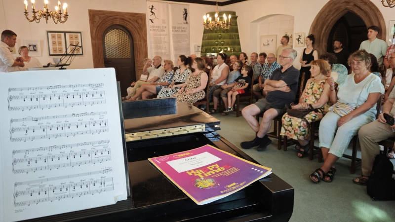 Vernissage in Schmölln: „Märchenhaft geschnitten“ begeistert zum Jubiläumsauftakt | 