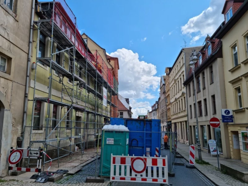 Vollsperrung der Johannisstraße in Altenburg: Gefahrenbeseitigung im Gange | In Auftrag der Stadt wird der Dachstuhl des maroden Gebäudes abgetragen.