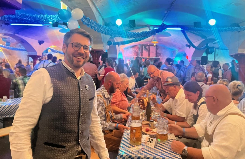 Finanzierung eines Beach-Volleyball-Platzes in Altenburg-Nord gesichert | Beim 20. Rotarischen Oktoberfest 2023.