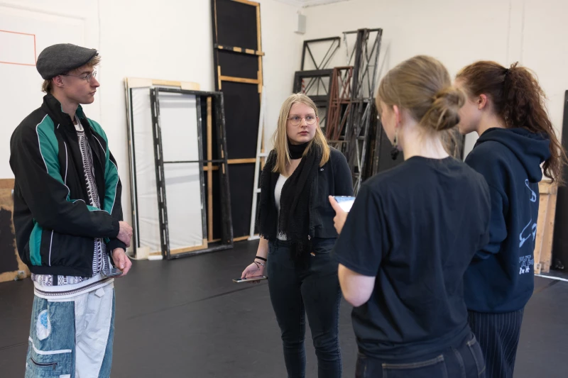 „Biedermann und die Brandstifter“ | v. l. n. r. Jakob Reinhold, Miriam Hiller, Amy Herbst (vorn), Maxine Rabe (hinten)