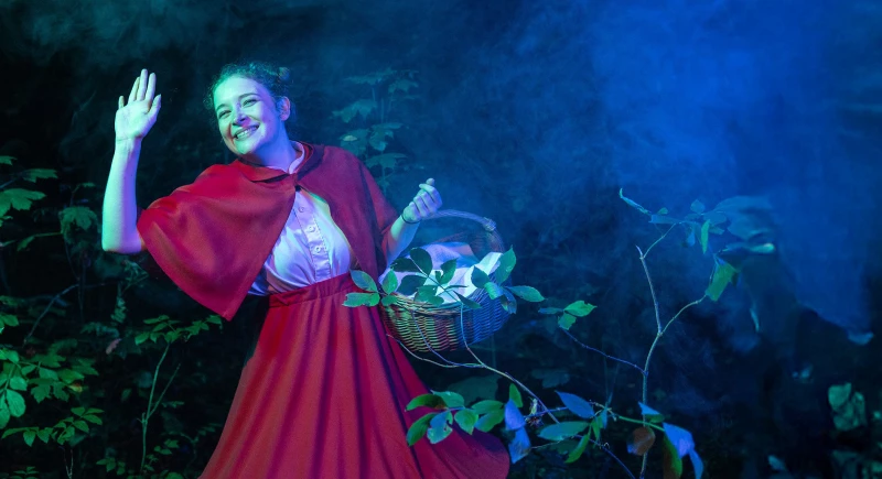 Märchenhafte Matinee im Theater Altenburg | Rotkäppchen und der Wolf_Schauspielerin Leah Eleonora Geber als Rotkäppchen