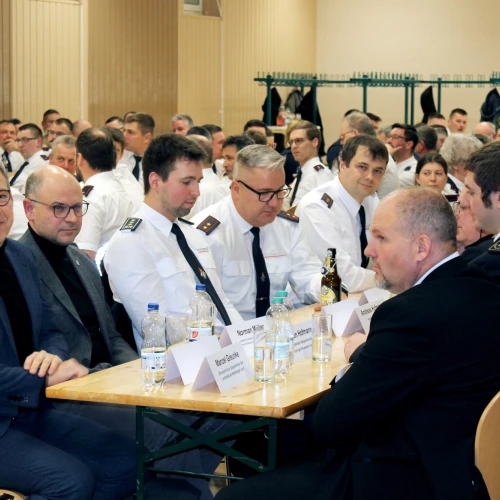 Vertreter aus Politik und Feuerwehr