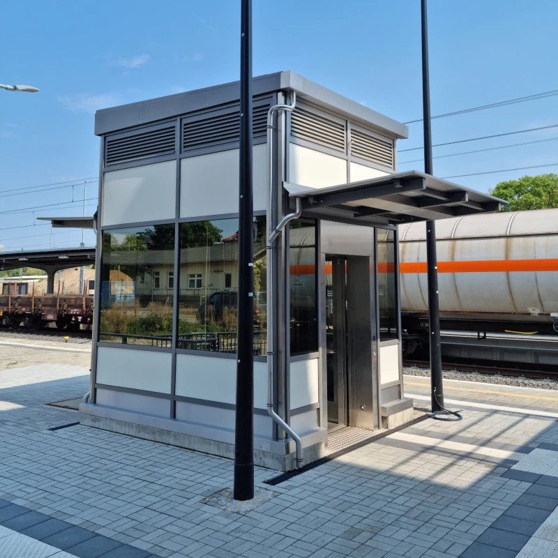 Neuer Fahrstuhl am Altenburger Bahnhof in Betrieb | Neuer Fahrstuhl am Bahnhof Altenburg