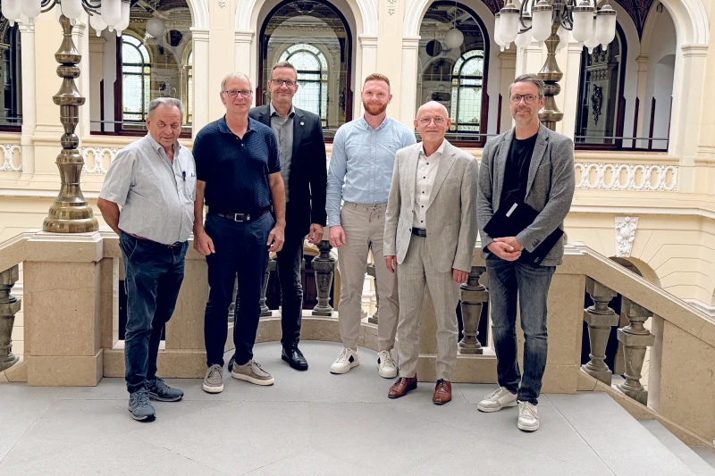 Abfallentsorgung im Altenburger Land bis 2030 beziehungsweise 2032 gesichert | v. l. n. r. Ludwig Berthold und Jürgen Junghannß, Geschäftsleitung der KAL GbR, Christian Rauch und Benny Hoppe, Niederlassungsleiter und Betriebsleiter bei der Veolia, sowie Landrat Uwe Melzer und kaufm. Werkleiter Holger Bessel.