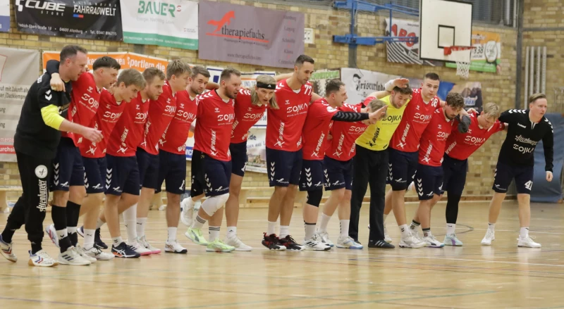 Wölfe-Rudel aus der Landeshauptstadt nimmt die Punkte mit | Die Aufbau-Männer stellen sich vor Spielbeginn gegen die Wölfe Erfurt dem Publikum in der Südost-Sporthalle