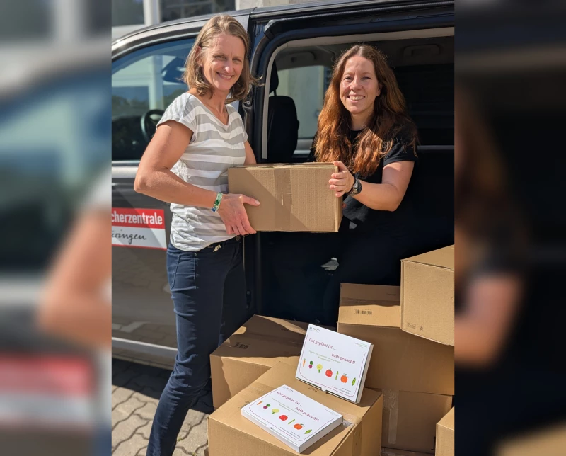Mahlzeitenplaner für eine gesunde Ernährung im Alter | Das Projektteam Alexandra Lienig und Antje Beck von der Vernetzungsstelle Seniorenernährung Thüringen beim Verladen der Mittagsplaner-Kartons.