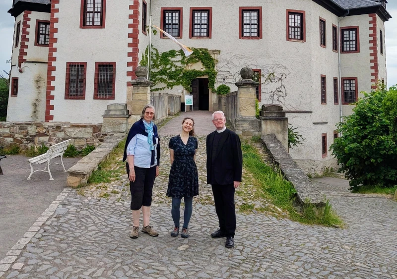Urenkelin der Herzogin von Kurland besucht Burg Posterstein | Christiane Ruoss-Blaack (1. v. l.) und Alain Joly (3. v. l.) mit Marlene Hofmann vom Museum Burg Posterstein.