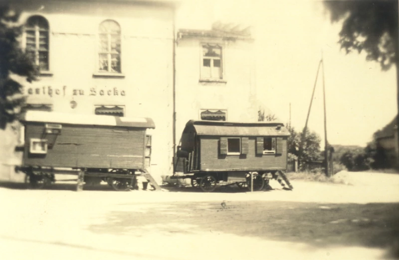 Denkmaltag im Komödiantenhof in Engertsdorf | Wohn- und Packwagen, Marionettentheater Kurt Dombrowsky 1954 vor dem Gasthof Sacka bei Großenhain