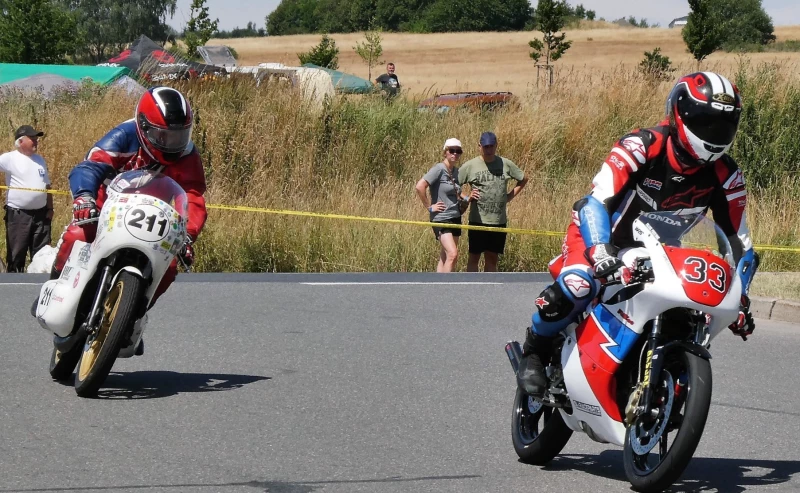 Altenburger Motorrad Classic Racing Team kehrt mit Pokalen aus der Oberlausitz zurück | 